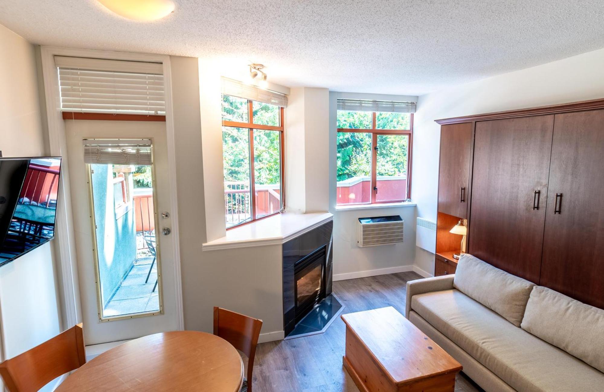Alpenglow Lodge Family Studio With Murphy Bed By Mva Whistler Exterior foto